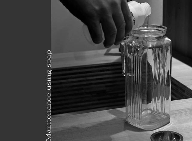 ソープ仕上げ<br />
<br />
ソープ仕上げとは植物性の石鹸水を何度も丁寧に塗布し、木材を保護保湿しながら木肌そのものの色や手触りを最大限に生かした仕上げです。簡単なシミはソープを含ませたスポンジで拭き取ることもでき、汚れの除去と木の保護の両方の役割があります。日常的に気軽に使えるよう、薄めたソープ液を瓶やスプレーボトルに常備しておくと便利です。